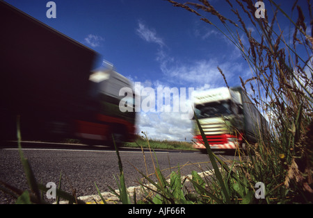 Würmer Augen-Blick auf Lkws unterwegs Land Straße uk Stockfoto