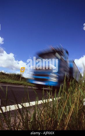 Würmer Augen-Blick auf LKW an Land Straße Leeds Großbritannien unterwegs Stockfoto