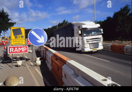 Sattelschleppers vorbei Warnsignal für negative Vorspannung in der Straße bei Straßenbauarbeiten Leeds Yorkshire uk Stockfoto