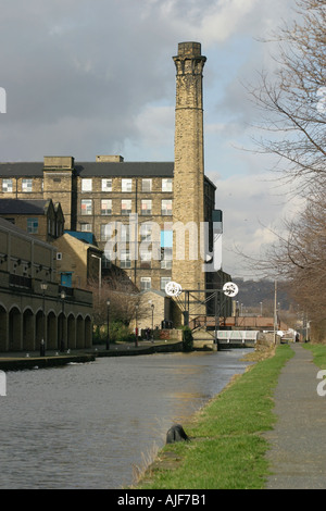 Lok-Brücke auf Huddersfield breiten Kanal Mühle Schornstein Canal Stockfoto