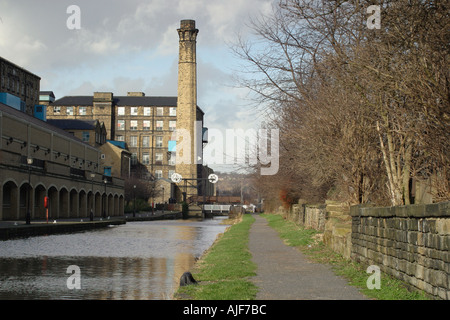 Lok-Brücke auf Huddersfield breiten Kanal Mühle Schornstein Canal Stockfoto