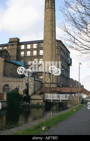 Lok-Brücke auf Huddersfield breiten Kanal Mühle Schornstein Canal Stockfoto