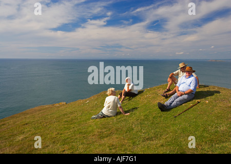 Menschen genießen den Blick über die Bucht von Rhossili auf Gower, South Wales, UK Stockfoto