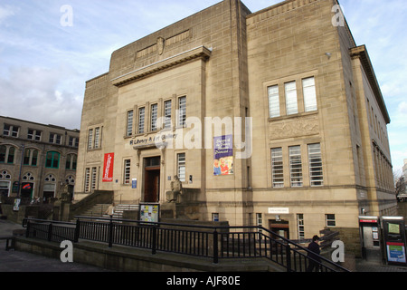 Huddersfield Central Library und Geländer mit Piazza im Hintergrund Stockfoto