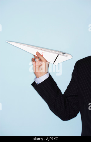 Geschäftsmann werfen Papierflieger, close-up von Arm und hand Stockfoto