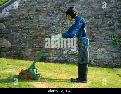 Eine naive Outdoor-Skulptur eines Gärtners, mähen den Rasen mit dem Rasenmäher bei Buckland Abbey Devon Stockfoto