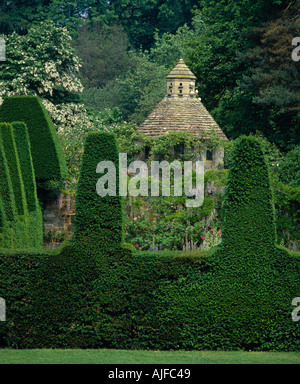 Der Pavillon mit Tauben im Garten am Nymans durchschaut abgeschnitten Eiben Sussex Stockfoto