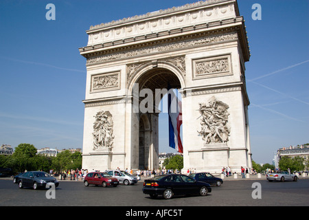 Frankreich-Ile De France Paris-Touristen am Fuße des Arc De Triomphe In Place Charles De Gaulle mit Datenverkehr um ihn herum. Stockfoto