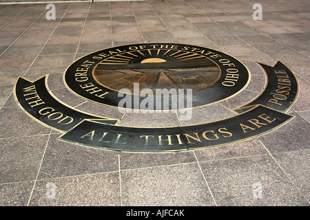 Die Ohio State Motto und Logo geschaffen in Marmor außerhalb der Landeshauptstadt Gebäude in Columbus OH Stockfoto