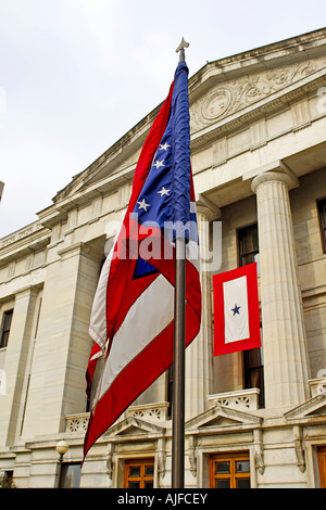 Die Ohio State University Flagoutside Statehouse Capitol Gebäude in Comubus OH Stockfoto