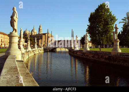 Fluss und Brücke Padua Italien August 2003 Stockfoto