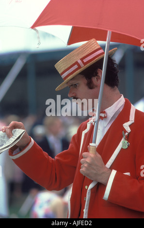 Roter Blazer und Strohhut für Mitglieder des Kingston Rowing Club. Henley Royal Regatta Henley on Thames Oxfordshire England UK 1980S 1985 HOMER SYKES Stockfoto