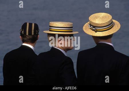 Männer Freundschaft 1980er Jahre mit Rudern in gemeinsamen Clubfarben Stroh Bootsfahrer Henley Royal Regatta Henley auf Thames Berkshire UK. HOMER SYKES Stockfoto