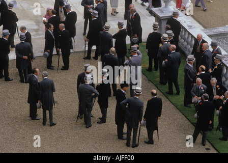 Buckingham Palace Gartenparty Londoner Höflinge auf der Terrasse warten darauf, dass die königliche Familie erscheint, sich auf den Rasen bewegt, um HOMER SYKES aus den 1980er Jahren des Vereinigten Königreichs zu treffen und zu begrüßen Stockfoto