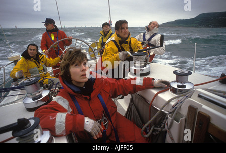 Yachting Großbritannien. Yacht Crew Segeln Racing Yachten in der rund um die Insel Rennen die Isle of Wight Hampshire England 1980er HOMER SYKES Stockfoto