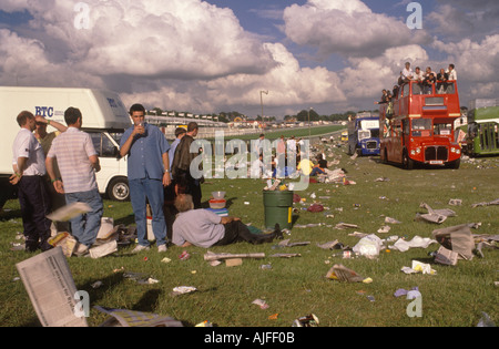 Derby Day Pferderennen am Ende des Tages haben Rennfahrer noch einen letzten Drink. Ein roter Doppeldeckerbus mit offenem Oberdeck bringt andere nach Hause. Epsom Downs Surrey 1980er Jahre Stockfoto