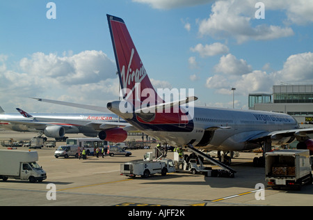 Virgin Atlantic A340-300 Airbus Flugzeug Diana am Flughafen London Heathrow bedient und bereit für den Abflug gemacht Stockfoto
