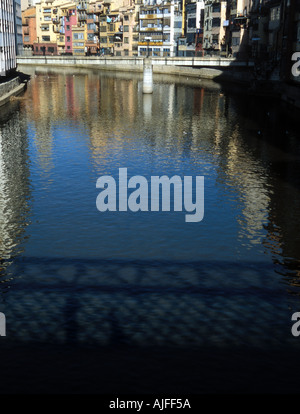 Reflexion von Häusern und Wohnungen im Fluss im Zentrum von Girona, Katalonien, Spanien Stockfoto