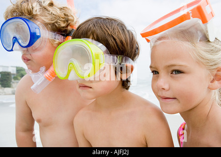Kinder tragen Tauchmasken Stockfoto