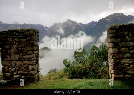 Vilcabamba Berge durch Ruinen auf dem Inka-Trail in der Nähe von UNESCO World Heritage Site Machu Picchu Peru Anden Südamerikas Stockfoto