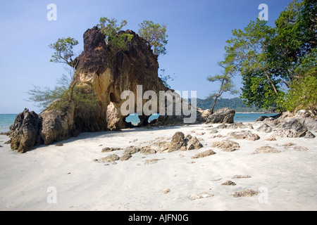 Große Felsen am Strand von Ao Kwai Ko Phayyam Insel Thailand Stockfoto