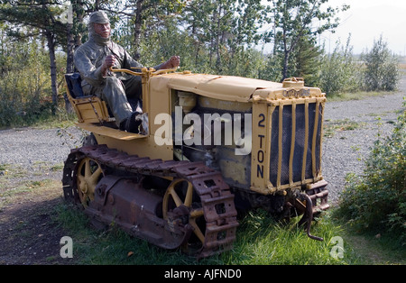 Bulldozer auf dem Display an Burwash Landing im Yukon-Territorium zum Gedenken an den Alaska Highway bei Meile 1093 Stockfoto