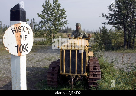 Bulldozer auf dem Display an Burwash Landing im Yukon-Territorium zum Gedenken an den Alaska Highway bei Meile 1093 Stockfoto