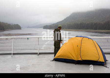 Ein Passagier auf einem Schiff aus dem Alaska Marine Highway Ferry System eingerichtet sein Zelt auf dem Achterdeck während einer Reise in die innen-Pa Stockfoto