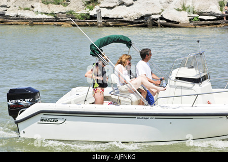 Familie in ihrem Boot Crusing auf dem Black River Port Huron Michigan MI Stockfoto