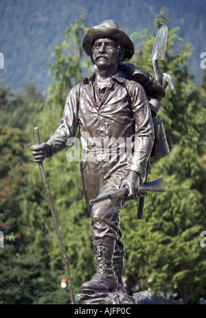 Skulptur aus, nachdem William Skagway Bill Fonda stehen vor dem Haus der Pioniere 1934 in Sitka, Alaska erbaut Stockfoto