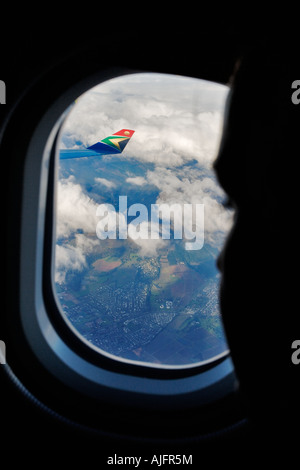 Blick auf eine Tragfläche durch das Fenster der Flugzeug Touristen genießen Landschaft unter Modell veröffentlicht Stockfoto