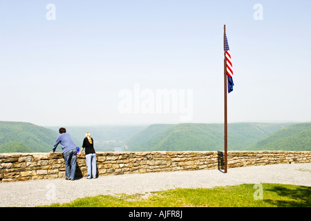 Menschen betrachten von Hyner anzeigen State Park in Pennsylvania PA Stockfoto