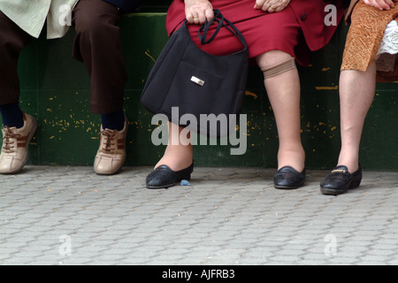 Beine der älteren Frauen, die eine Pause Stockfoto