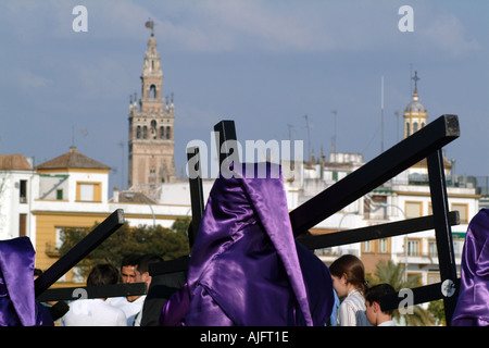 Büßer La O Bruderschaft tragen Kreuze Triana Brücke am Karfreitag Sevilla Spanien Stockfoto