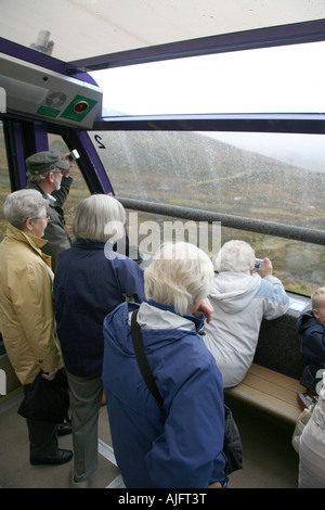 Passagiere auf der Standseilbahn CairnGorm Mountain Stockfoto