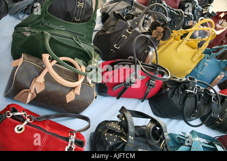 Gefälschte Designer-Taschen zum Verkauf in Alghero, Sardinien, Italien Stockfoto