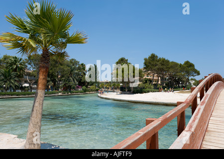 Brücke über einen Kanal am Strand von Puerto de Alcudia, Mallorca, Spanien Stockfoto