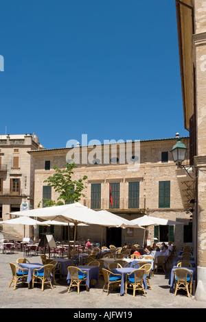 Restaurant an der Plaza Mayor (Hauptplatz) in der Altstadt von Pollensa (Pollenca), Nordküste, Mallorca, Spanien Stockfoto