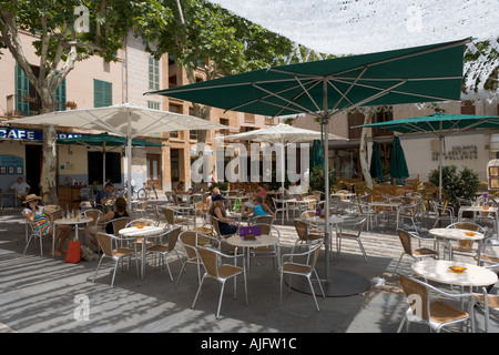 Cafe an der Plaza Mayor (Hauptplatz) in der Altstadt von Pollensa (Pollenca), Nordküste, Mallorca, Spanien Stockfoto