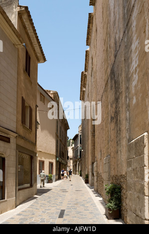 Typische Straße durch die Kirche Nostra Senyora Dels Angels in der Altstadt von Pollensa (Pollenca), Mallorca, Spanien Stockfoto
