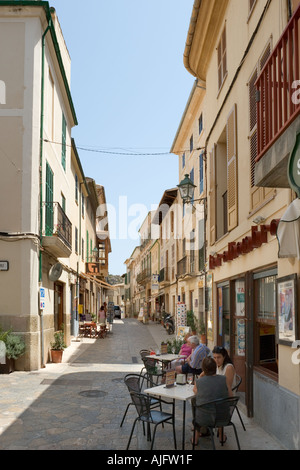 Typische Street und Café in der Altstadt von Pollensa (Pollenca), Nordküste, Mallorca, Spanien Stockfoto