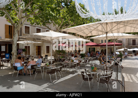 Straßencafé in der Plaza Mayor (Hauptplatz) in der Altstadt von Pollensa (Pollenca), Nordküste, Mallorca, Spanien Stockfoto