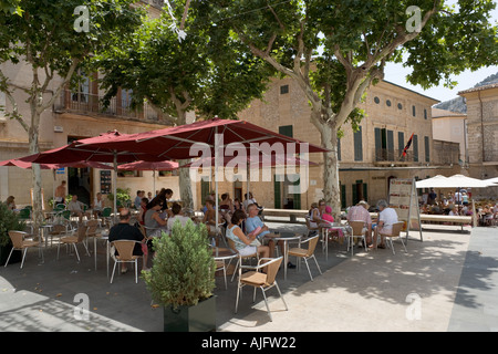 Restaurant an der Plaza Mayor (Hauptplatz) in der Altstadt von Pollensa (Pollenca), Nordküste, Mallorca, Spanien Stockfoto