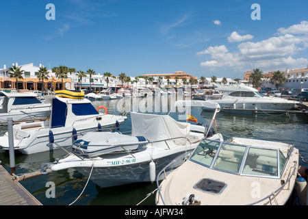 Boote im Hafen von Cala ' n Bosch, Menorca, Balearen, Spanien Stockfoto