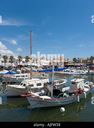 Angelboote/Fischerboote im Hafen von Cala ' n Bosch, Menorca, Balearen, Spanien Stockfoto