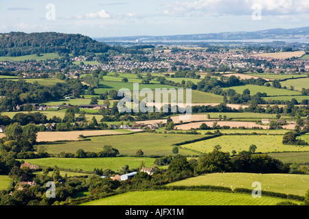 Ein Blick in Richtung Cam, Dursley und Oldbury in der Severn Vale von Cotswold Böschung am Coaley Peak Picknickplatz, Gloucestershire Stockfoto