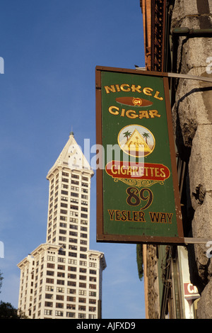 Nickel Zigarre Old Cigar Store Schild mit Smith Tower im Hintergrund historischen Pioneer Square Seattle Washington Stockfoto