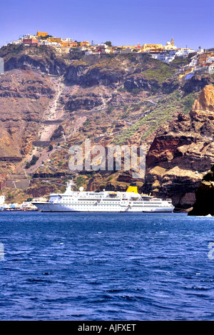 Annäherung an Fira Santorini Griechenland auf dem Seeweg Stockfoto