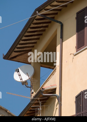 Sat-TV Gerichte stehen im Kontrast zu älteren Häusern Stockfoto