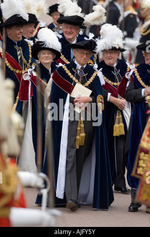 Ritter bei der Order of the Garter Prozession außerhalb St.-Georgs Kapelle Schloss Windsor Stockfoto